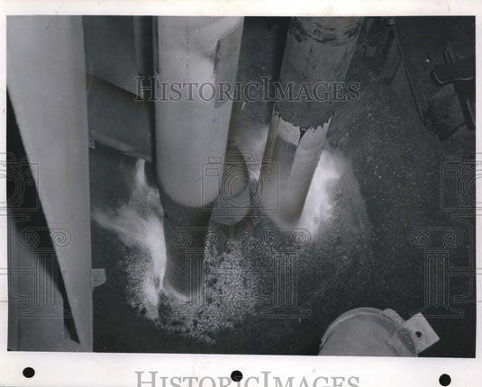 1960 Press Photo Pilot plant operations with the McDowell Co.'s new direct - Historic Images