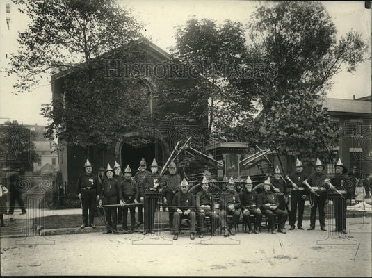 Press Photo the Volunteers From Fire Department - cva64274 - Historic Images