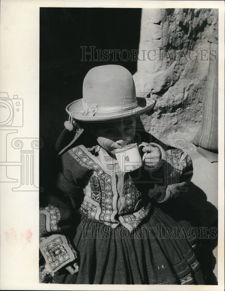 1962 Press Photo Raymundo Polomino-Indian Peruvian drinks Llama Milk - Historic Images