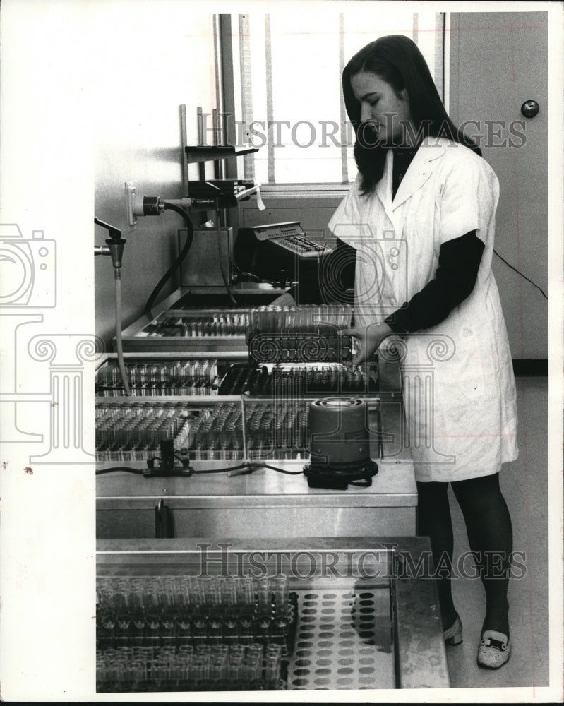 1970 Medical Research Lab Workers Tests Tetracyclines - Historic Images