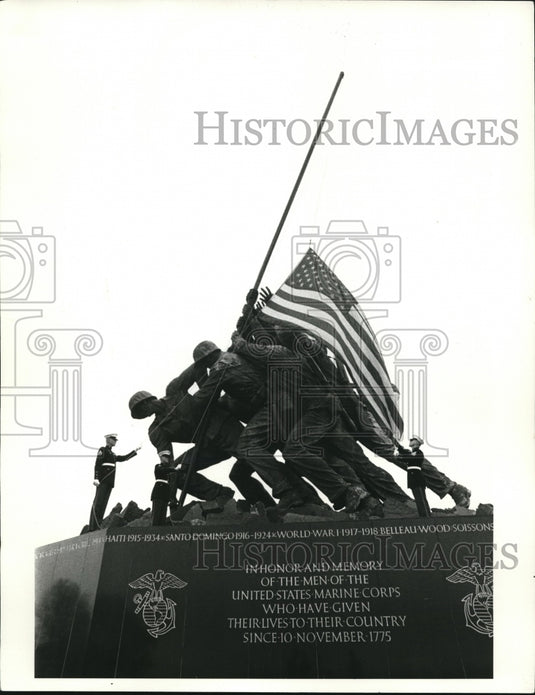 1970 Press Photo Marines Stand atop of Iwo Jima Memorial Statue. - Historic Images