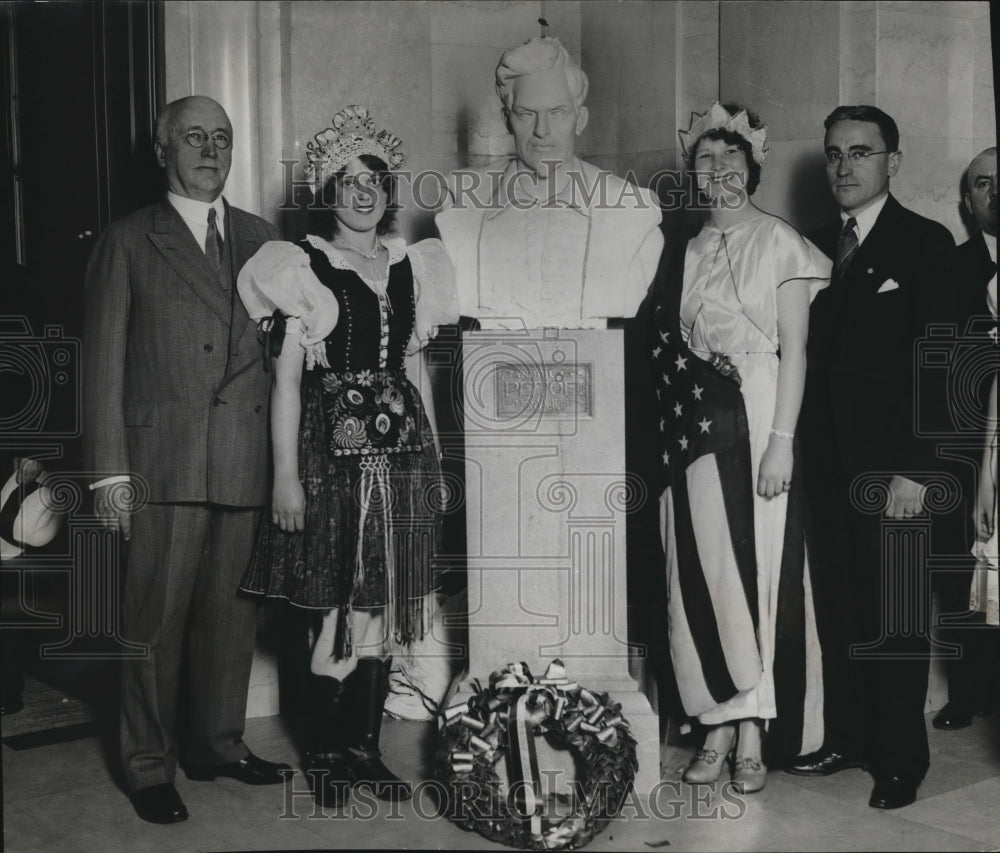 1930 Press Photo The celebration of the presentation of Alexander Peton's bust - Historic Images