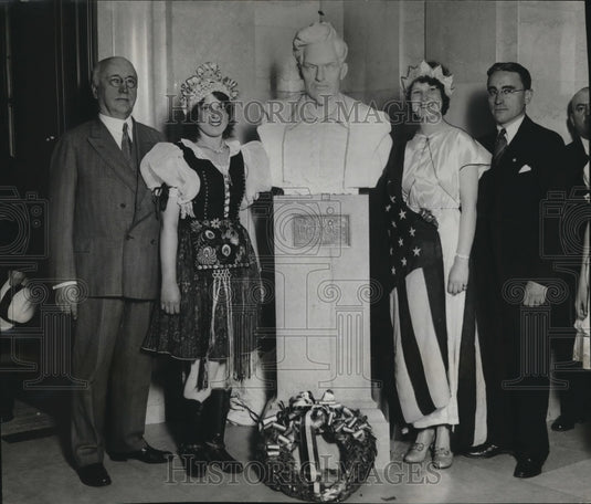 1930 Press Photo The celebration of the presentation of Alexander Peton's bust - Historic Images
