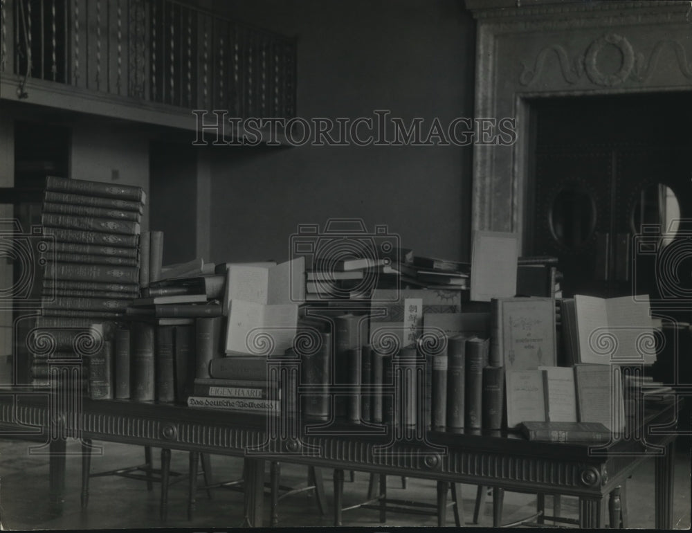 1924 Press Photo Cleveland Public Library-collection of 1950 languages in books - Historic Images
