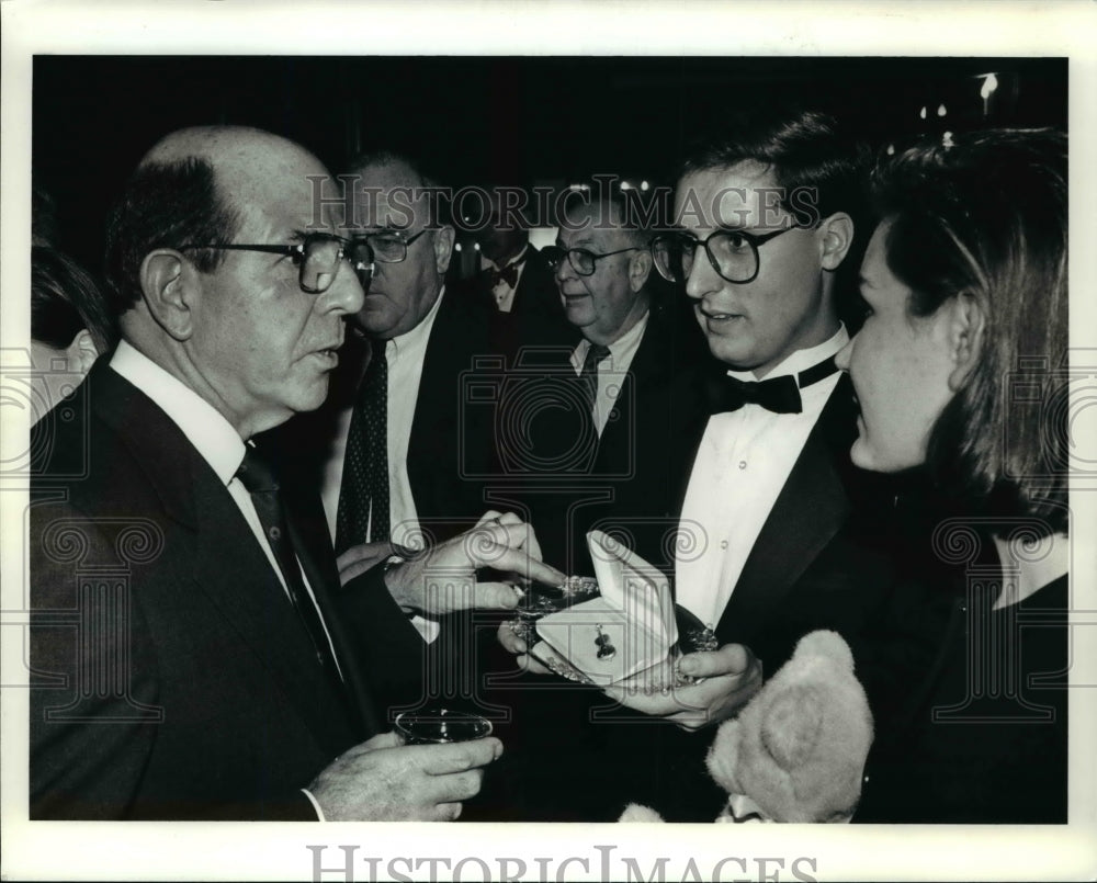 1991 Press Photo Auctioned Off at the Cleveland Music School Settlement - Historic Images