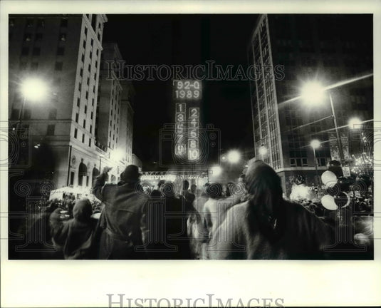 1988 Press Photo The midnight countdown for the New Year - cva65000 - Historic Images