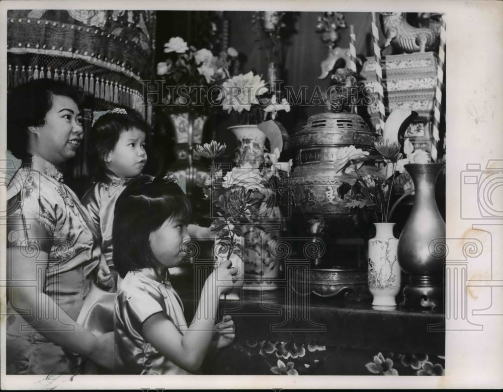 1965, Mrs May Chung and daughter Polly, Jenny at altar in Temple - Historic Images