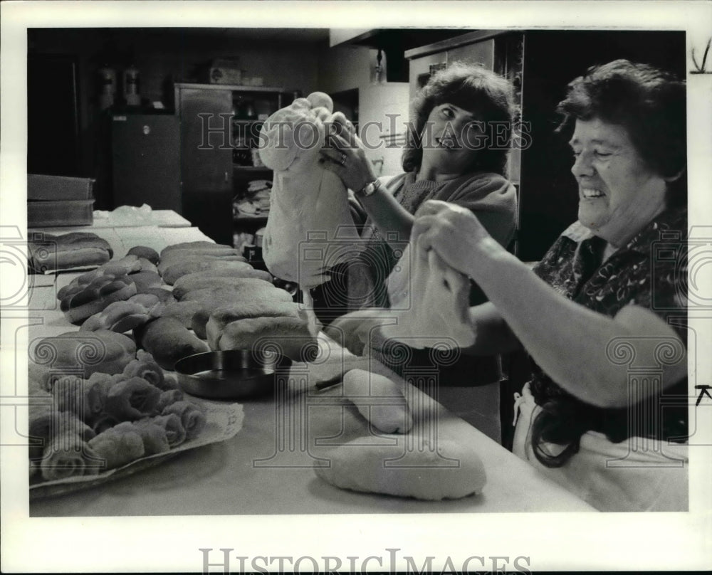 1984 Press Photo Helen Papadorotheou, Anna Safos making Greek Bread - cva65049 - Historic Images