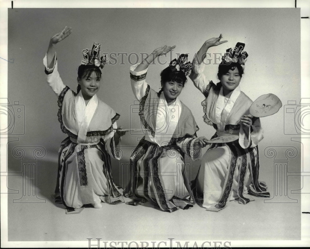 1987 Press Photo Chinese Nationalities Dancers Kare Lee, Mimi Perng,Margaret Lin - Historic Images