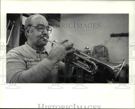 1987 Press Photo Jim Anastasi during the final test of the horns - cva65086 - Historic Images