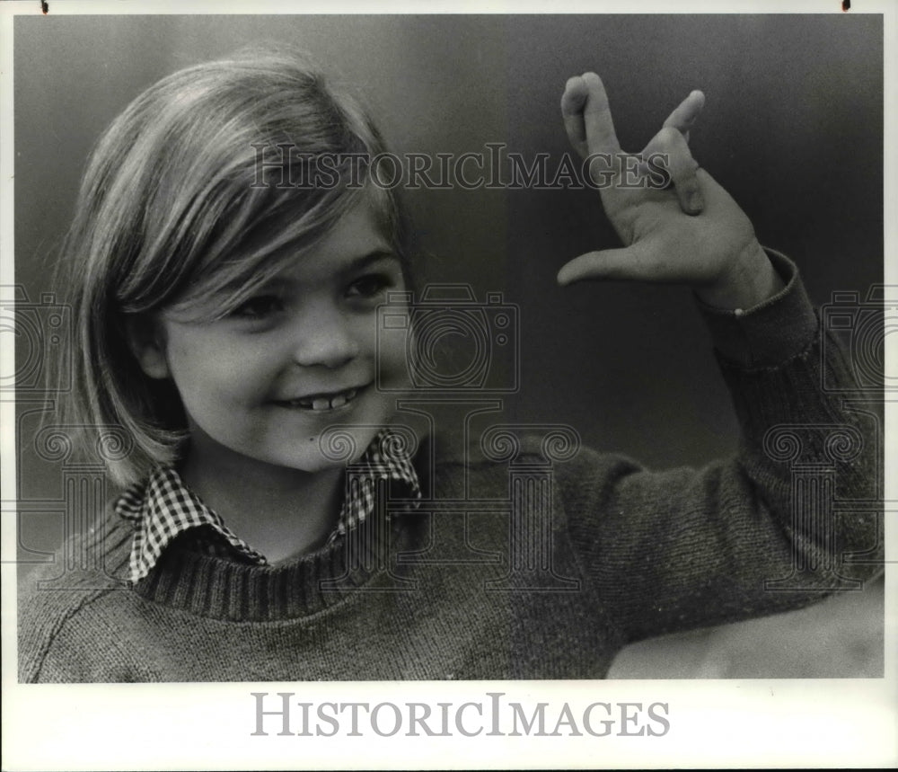 1982 Press Photo Handicapped Lindsay Andrews use hand sign in Puppet Show - Historic Images