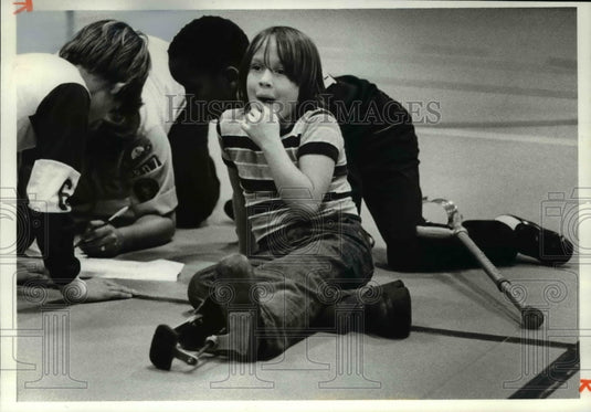 1979 Press Photo Robert Cole & team mates strategist for the next meet - Historic Images