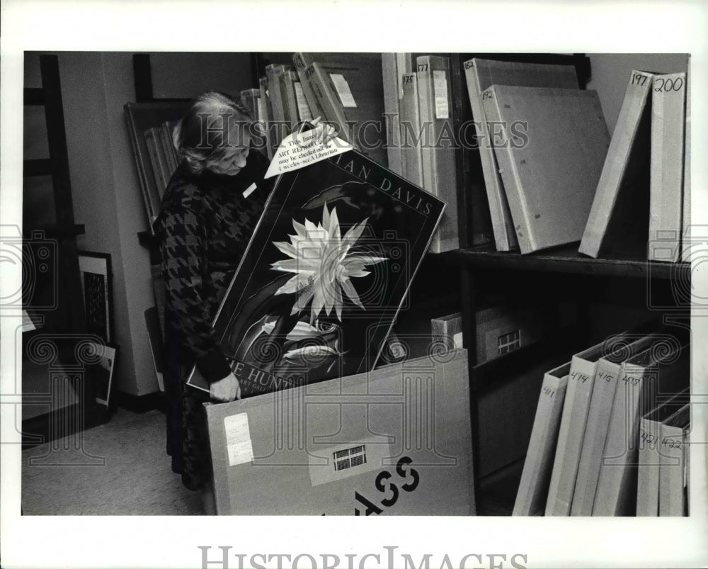 1987 Press Photo Vicky Peltz at the Rocky River Library packs posters - Historic Images