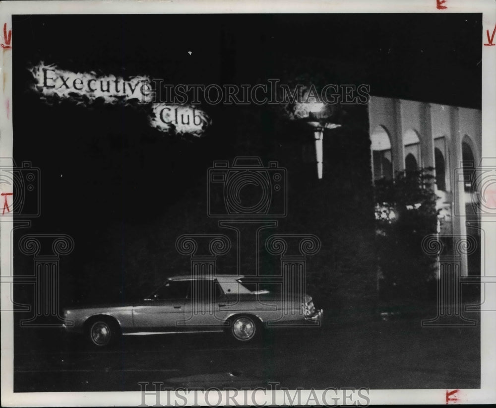 1975 Press Photo Executive Club gas torch still burning - cva65144 - Historic Images