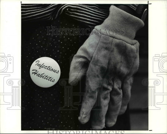 1990 Press Photo Button work by enthusiastic Habitat workers - cva65219 - Historic Images