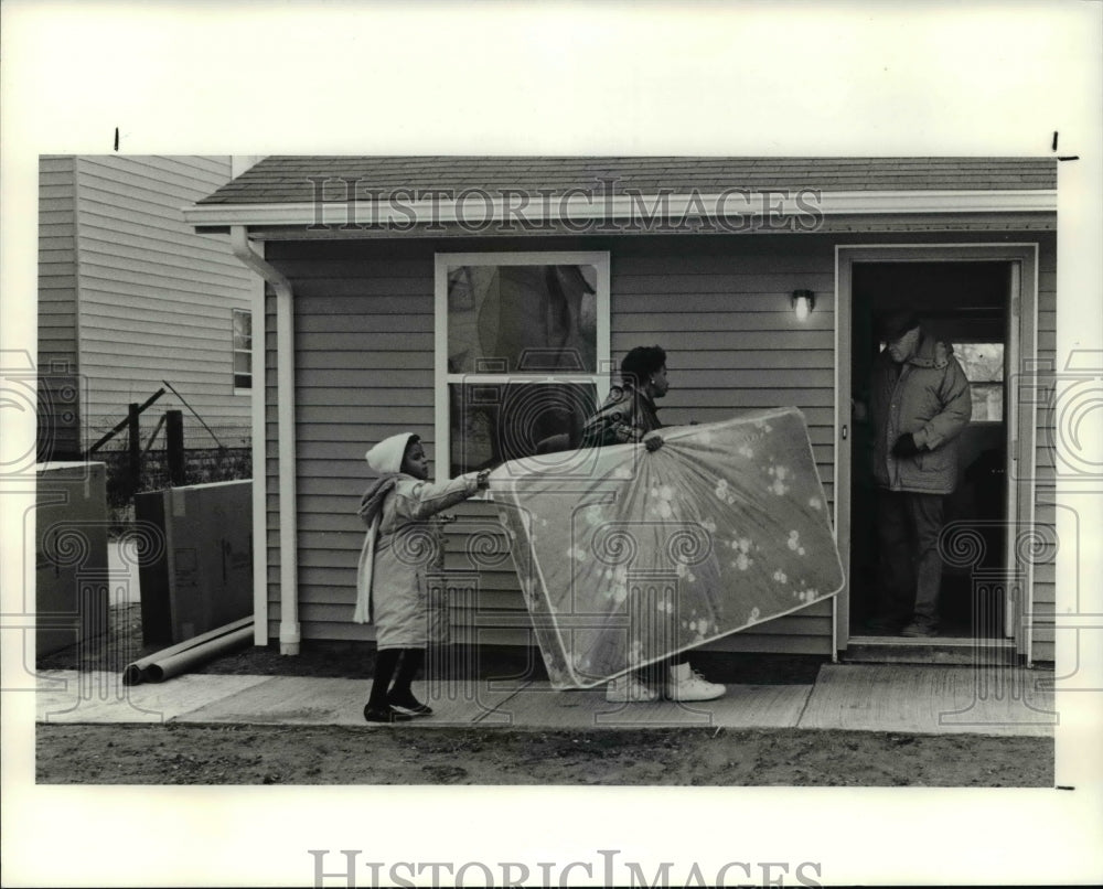 1990 Press Photo Rosie and Carrie House move into their new home - cva65223 - Historic Images