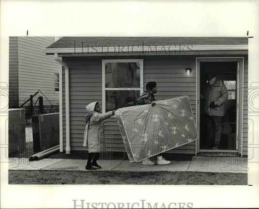 1990 Press Photo Rosie and Carrie House move into their new home - cva65223 - Historic Images