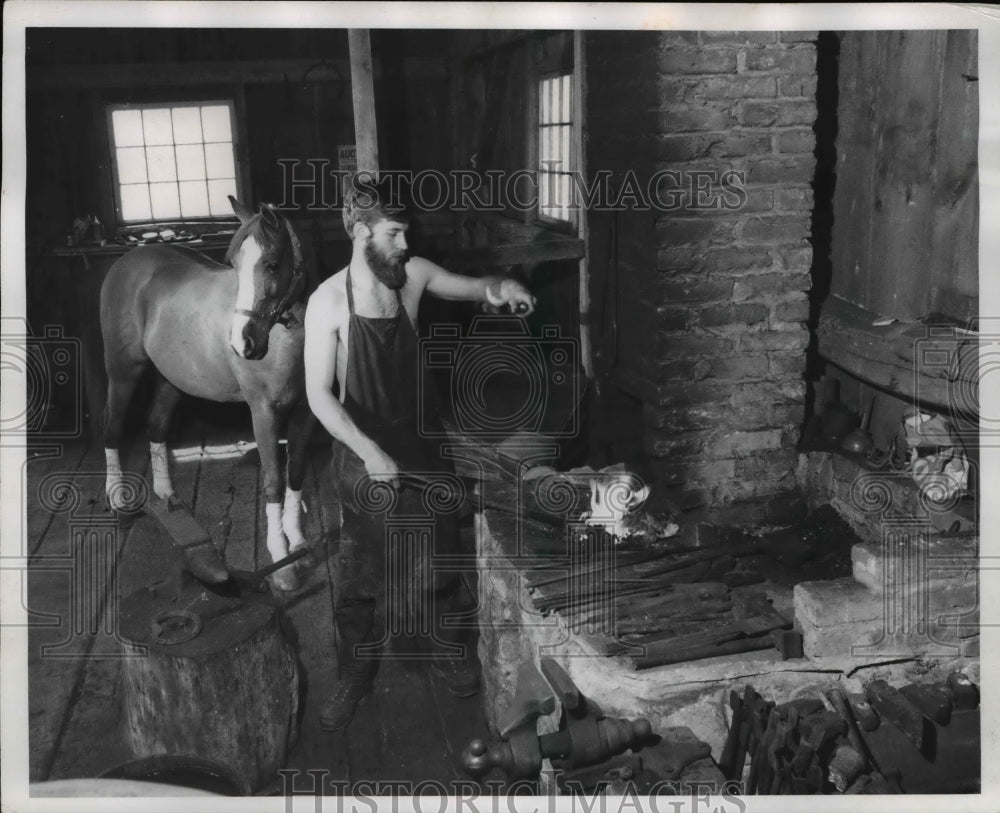 1969 Press Photo Bernard Jones demonstrates in the forge barn at Western Reserve - Historic Images