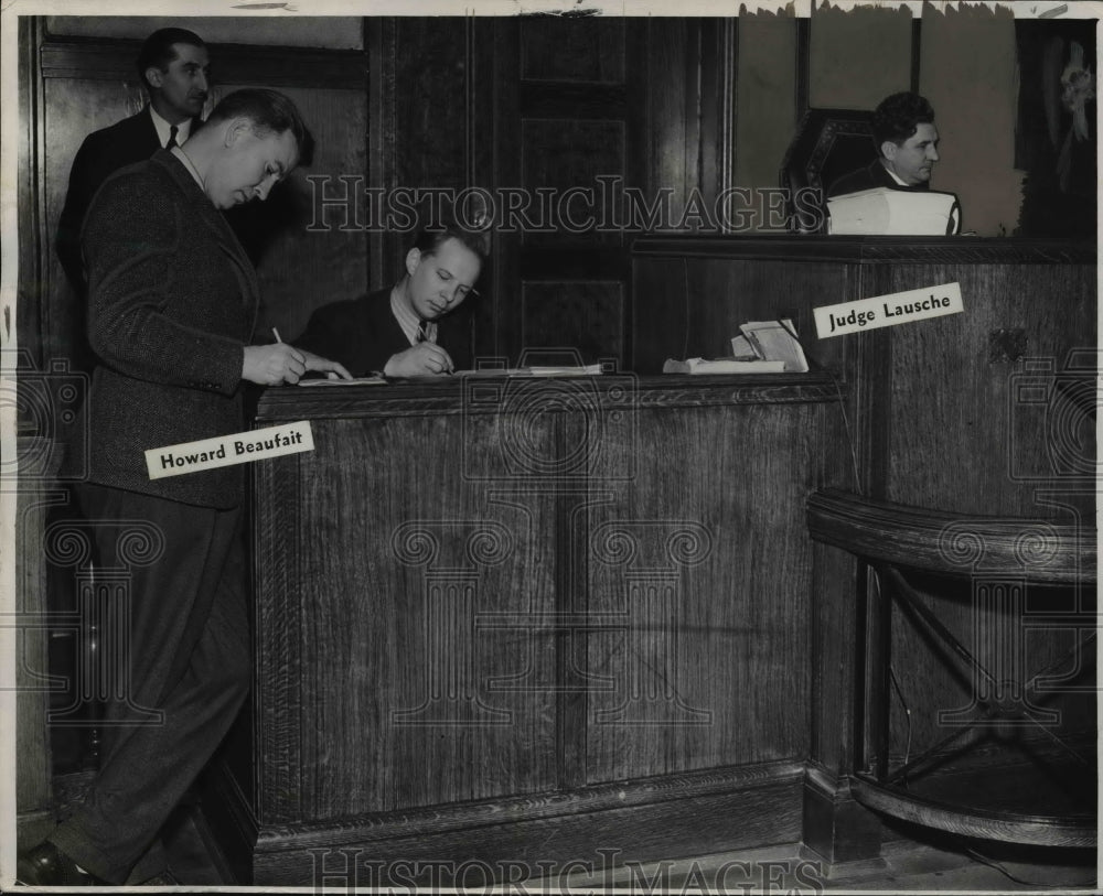 1941 Press Photo Common Pleas Judge Frank Lausche with desk clerk H. Beaufait- Historic Images