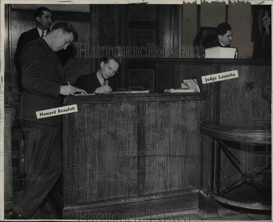 1941 Press Photo Common Pleas Judge Frank Lausche with desk clerk H. Beaufait- Historic Images