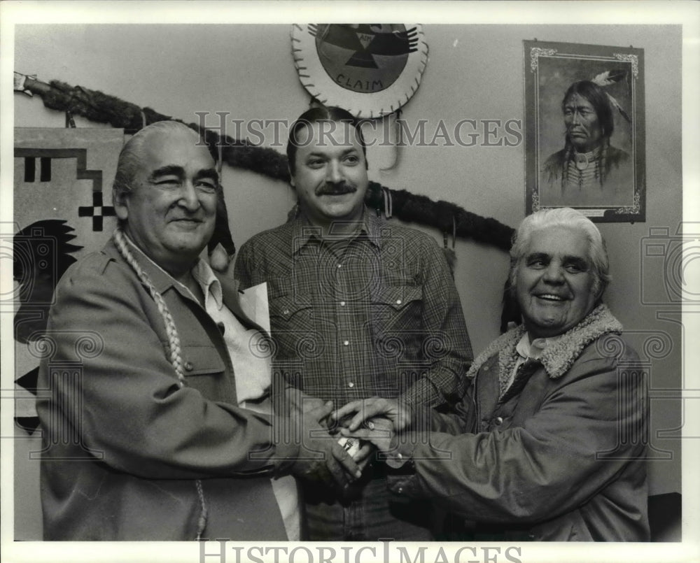 1984 Press Photo Two Indian groups make peace. - cva65272 - Historic Images