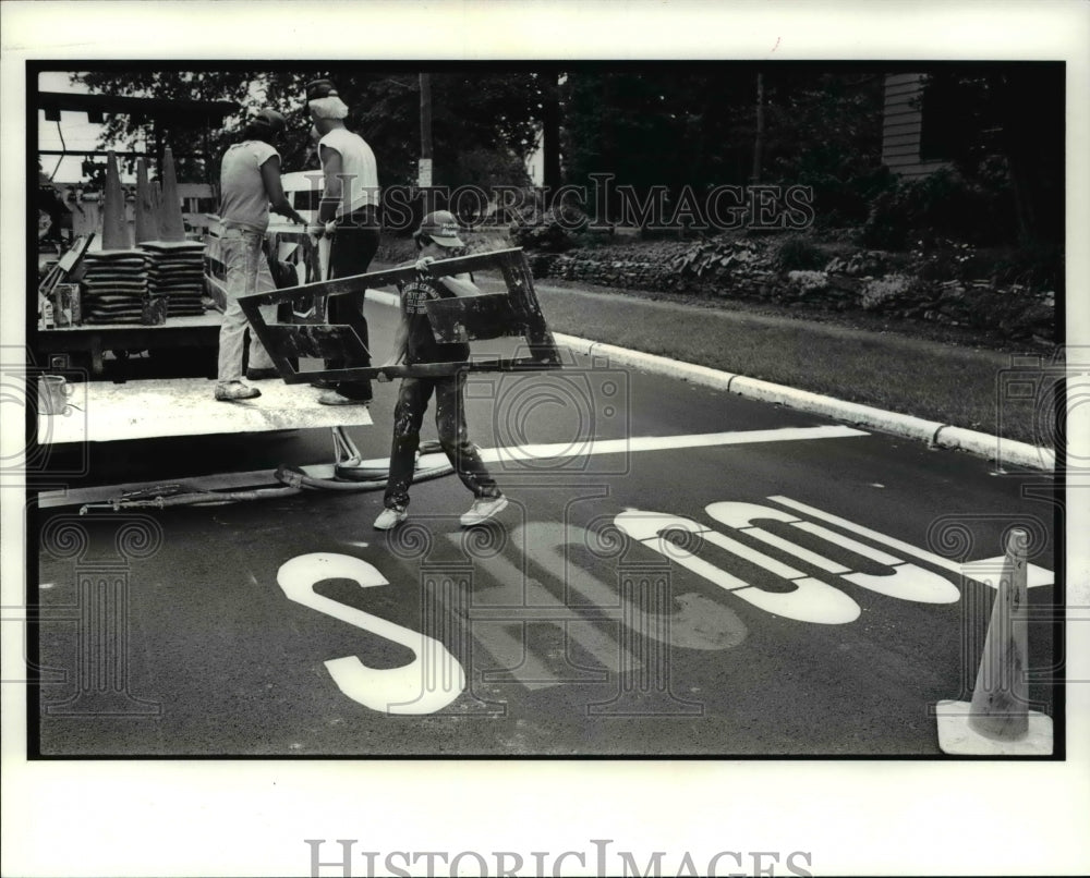 1986 Press Photo Back to Shcool workers try to correct spelling error - Historic Images