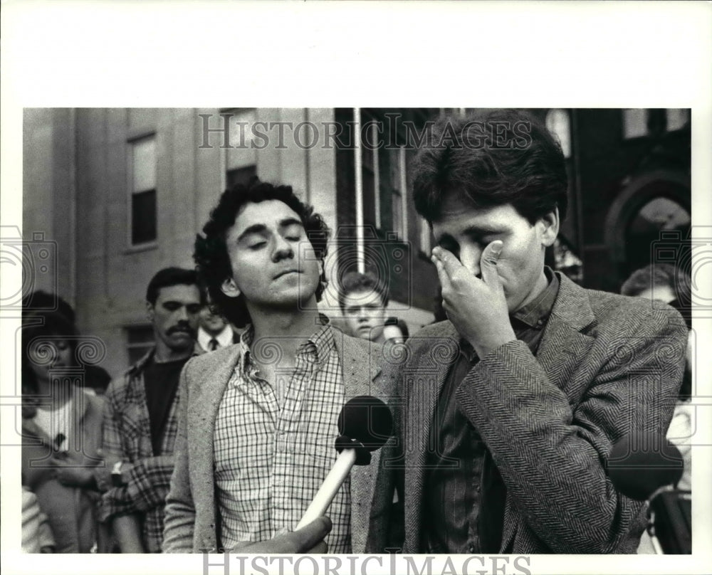 1985 Press Photo Bob Navis Jr spoke to media with his lover Jeffrey Gerharstein - Historic Images