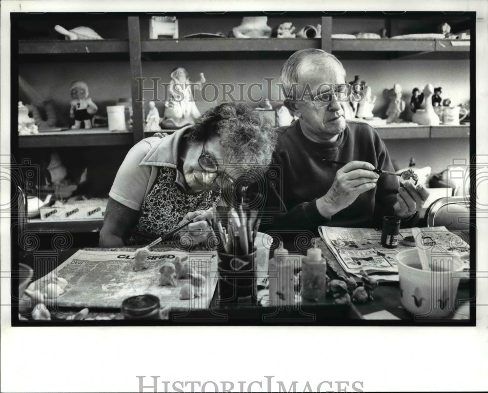 1989 Press Photo Veronica &amp; Edward Moniak work on ceramic at lakewood Senior Ctr - Historic Images