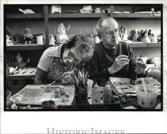 1989 Press Photo Veronica & Edward Moniak work on ceramic at lakewood Senior Ctr - Historic Images