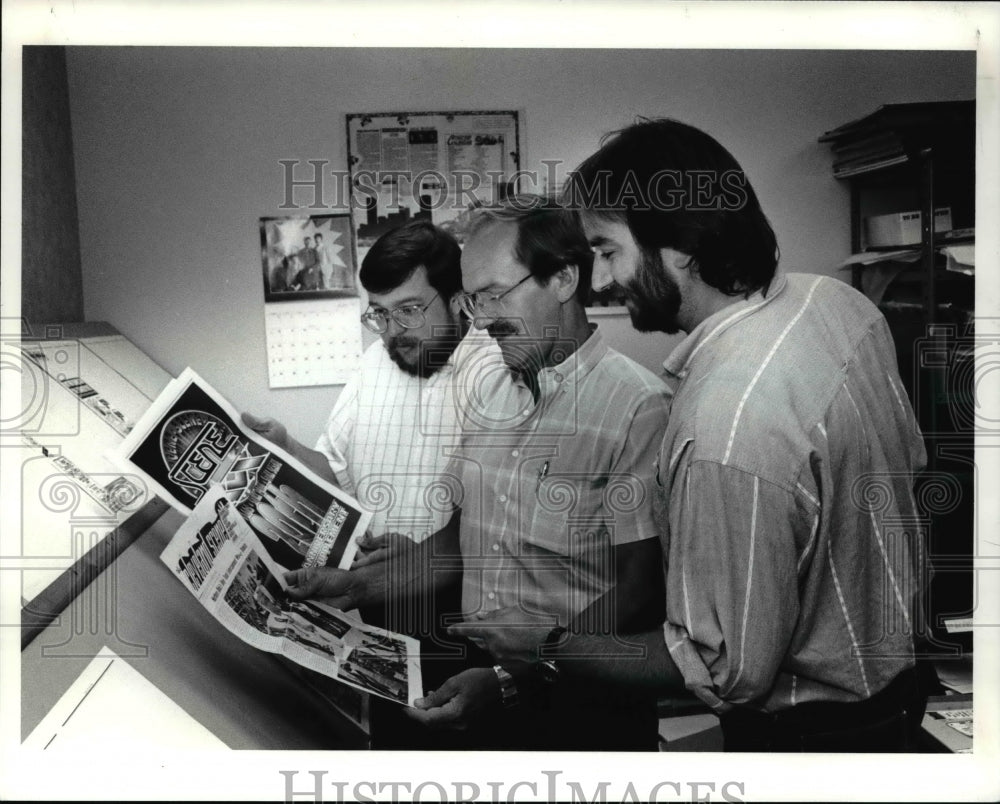1990 Press Photo K.Ratburn, R Kabat amd M Holan Looking at Cleveland Magazine - Historic Images