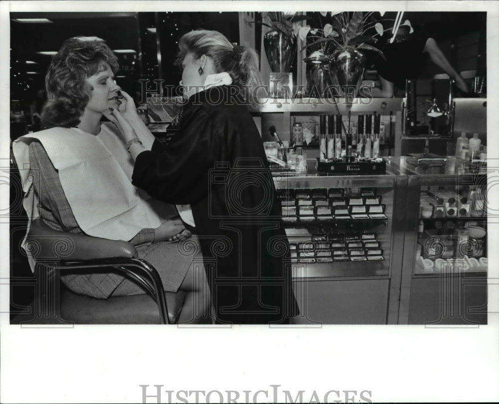 1988 Press Photo Marlene Znidarsic with Melodie Harrison doing her make up - Historic Images