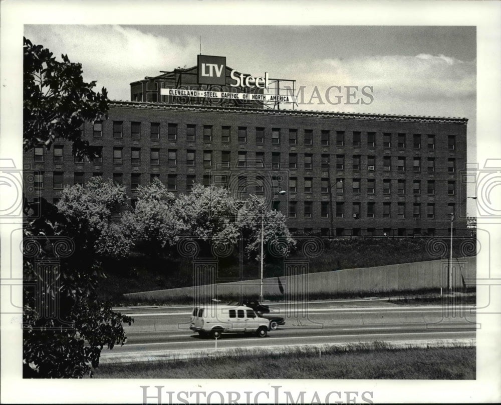 1986 Press Photo LTV Steel Co. Offoce sign, 3100 East 4th St. Cleveland Ohio. - Historic Images