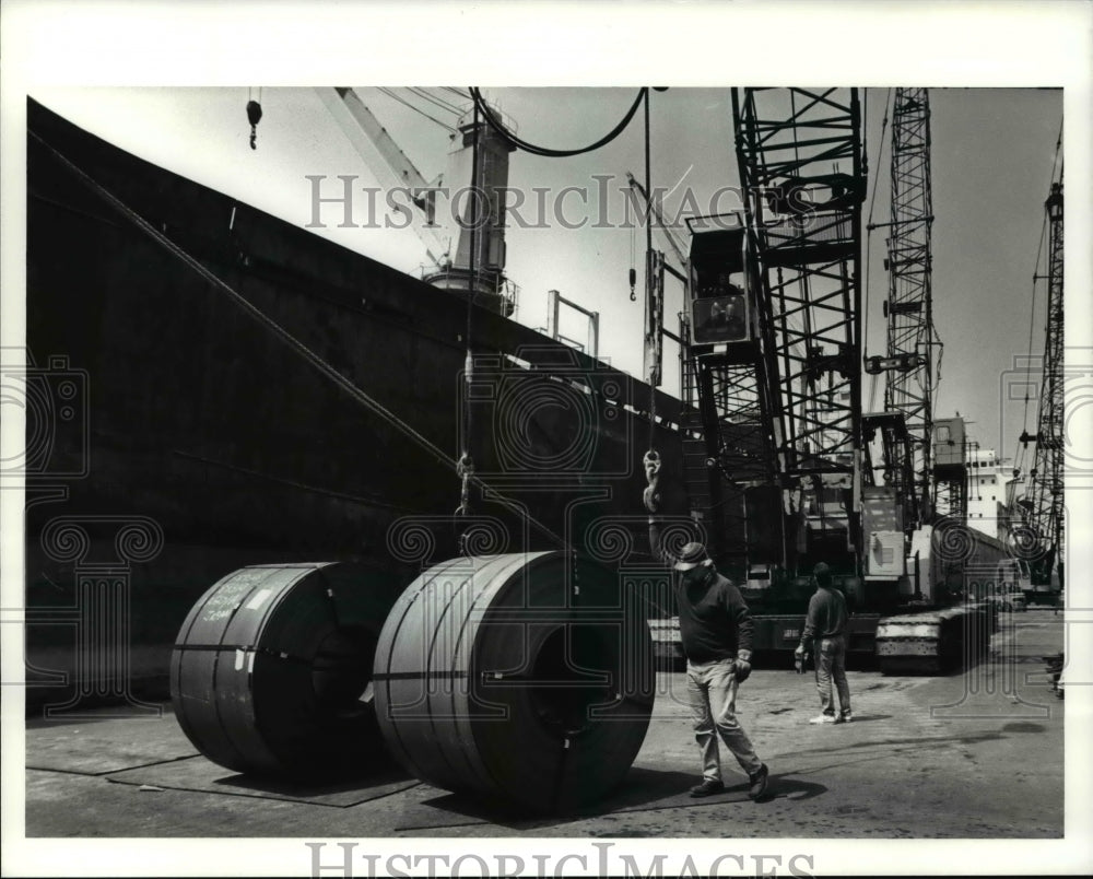 1991 Press Photo Longshoremen load steel coil that was made at LTV Steel - Historic Images