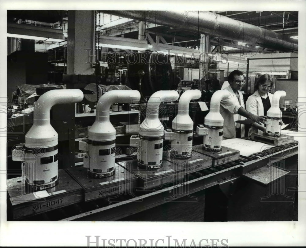 1989 Press Photo Inspectors George Louis &amp; Charles Bulfinch at Lucas Aerospace - Historic Images