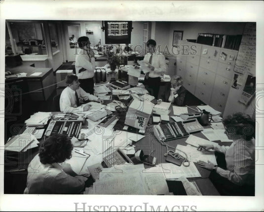 1990 Press Photo Traders at McDonald & Co. Securities Inc. - cva65438 - Historic Images