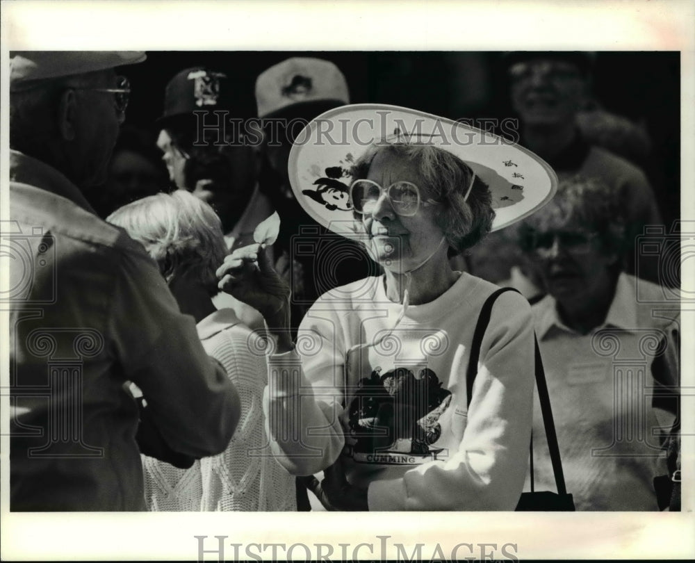 1990 Press Photo Perry Cumming at the Arboretum senior citizen day trip - Historic Images