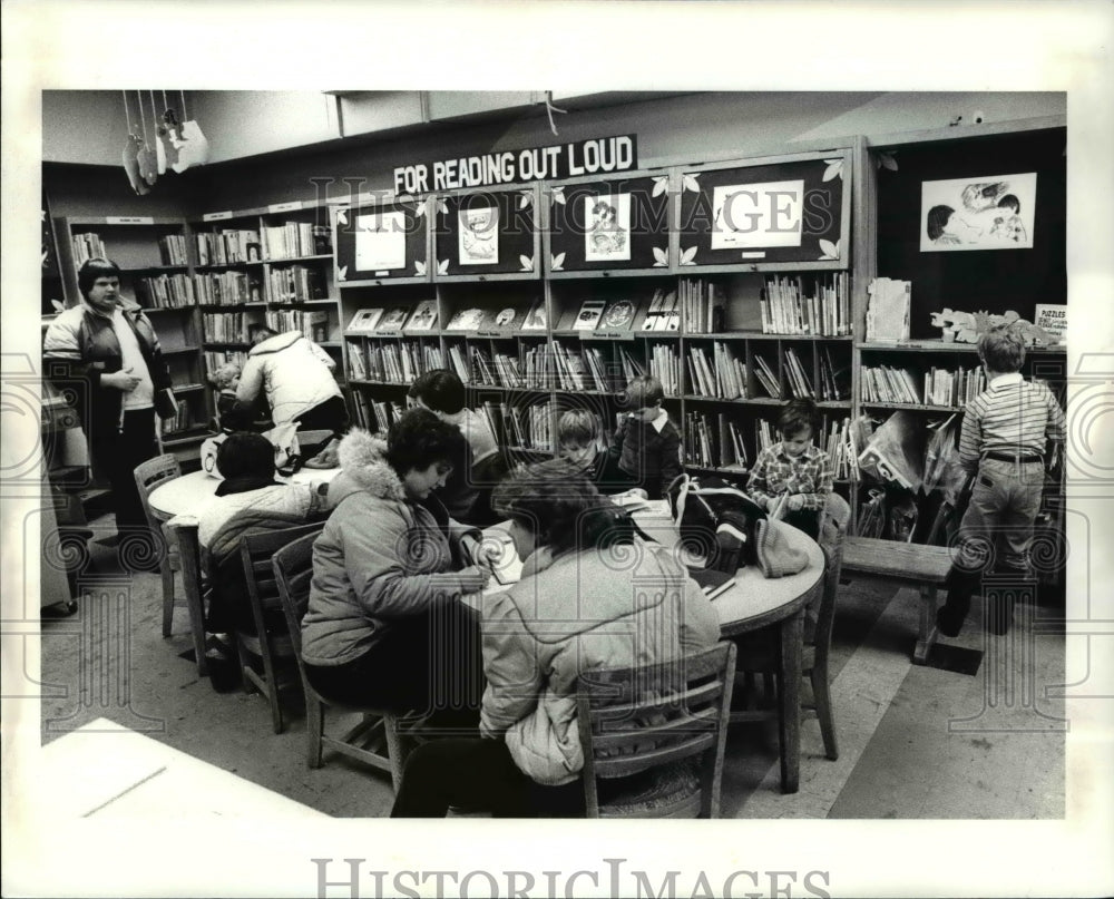 1985 Press Photo The crowd at the Parma Regional Library - cva65479 - Historic Images