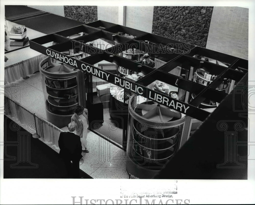 1988 Press Photo Vivian Wynne at the Richmond Mall new library - cva65491 - Historic Images