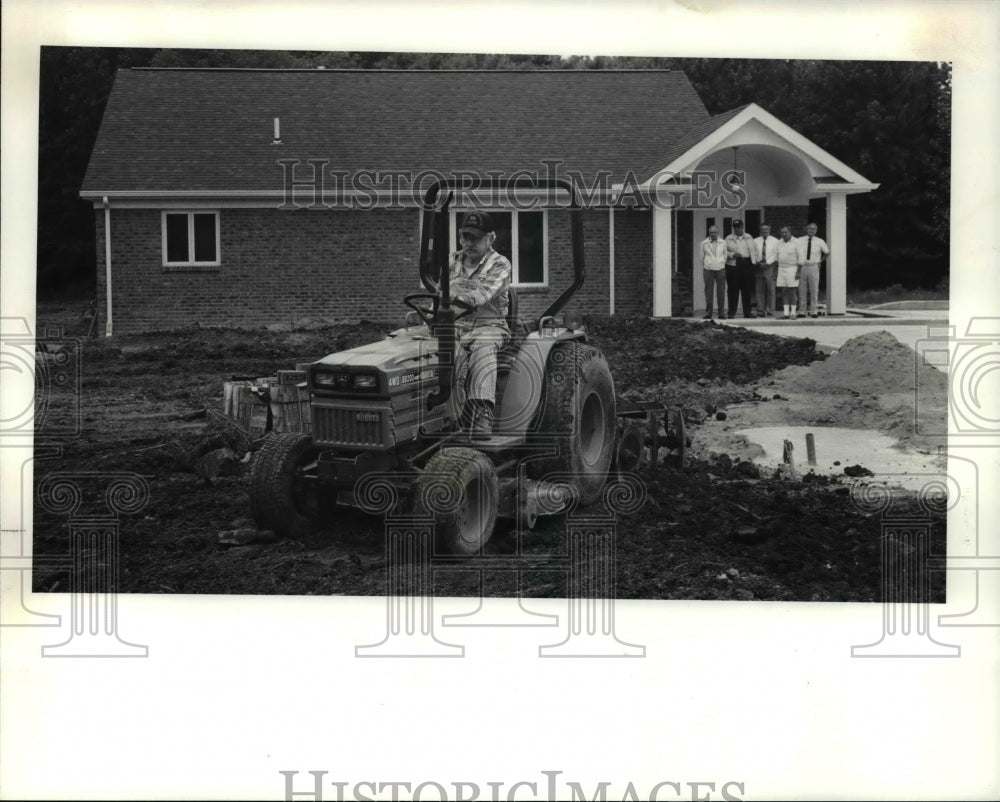 1990 Press Photo Bob Arkwright landscapes the new library - cva65508 - Historic Images