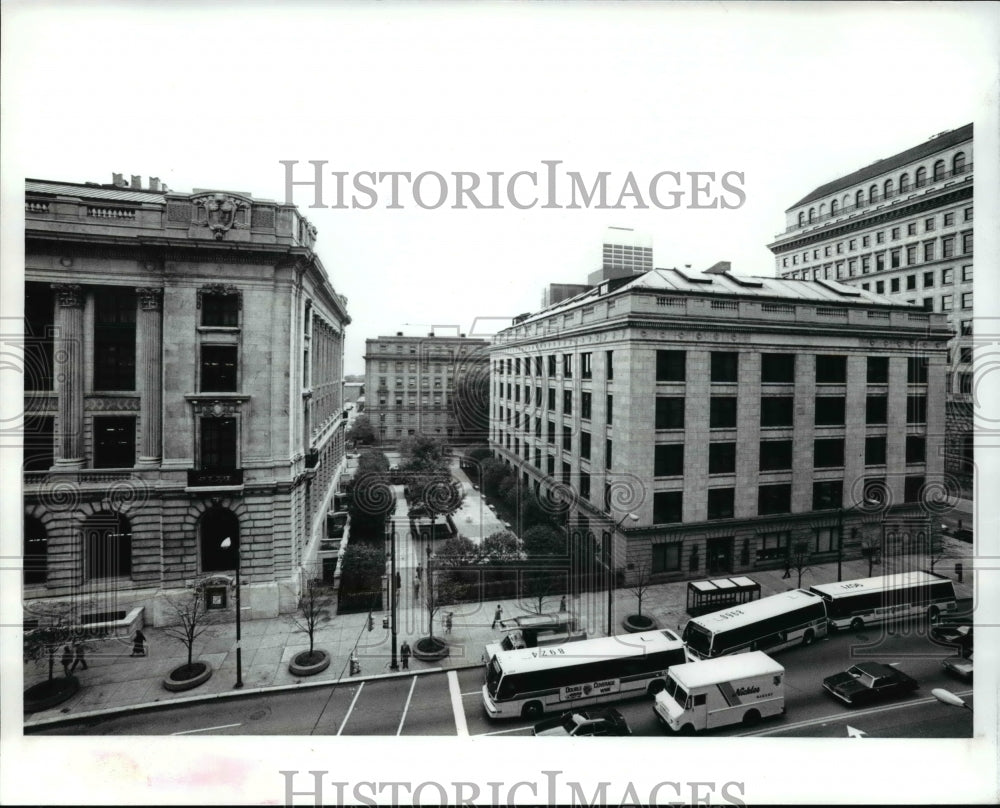 1991 Press Photo The main library and Eastman Garden in Downtown - cva65527 - Historic Images