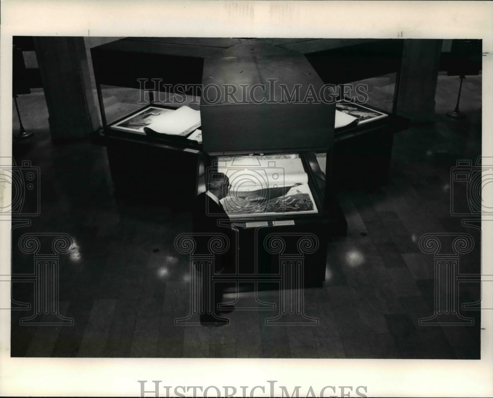 1990 Press Photo Edward Alessandro looking at display at Cleveland Public Librar - Historic Images