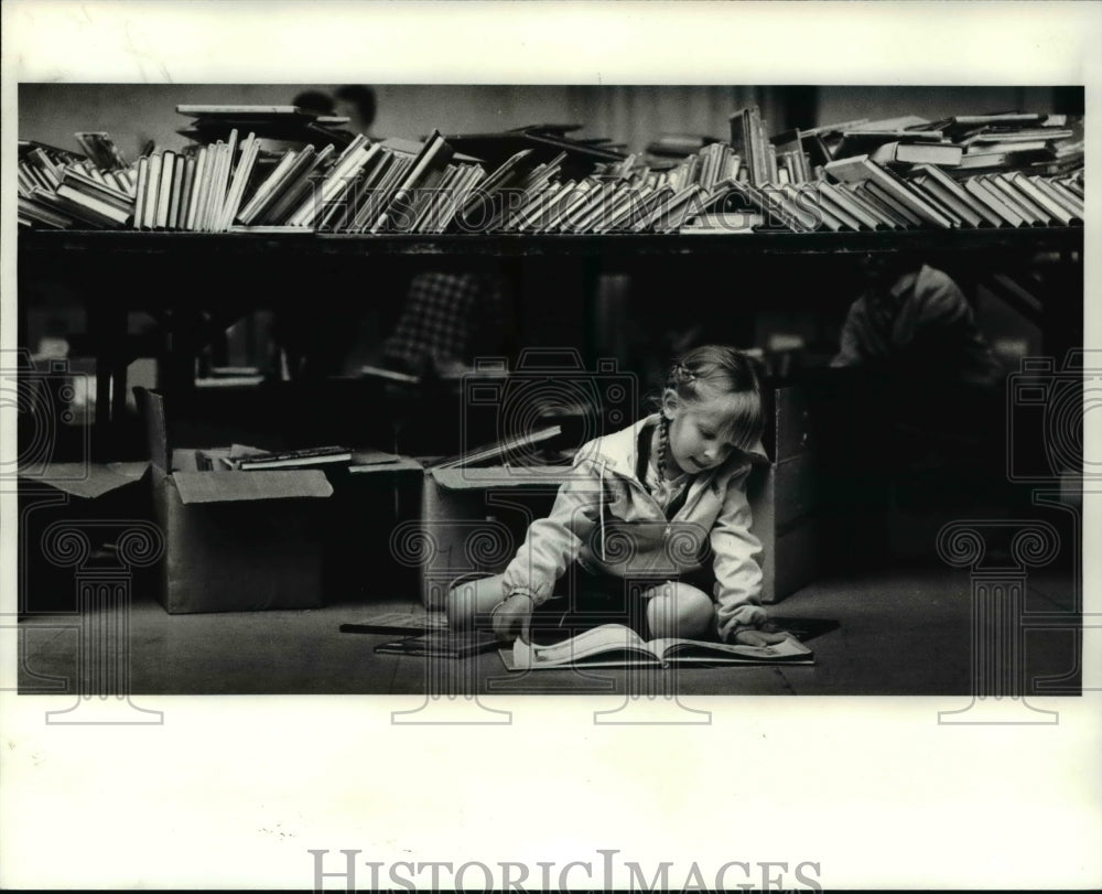 1984 Press Photo Heather Bretz reads book at Cleveland Public Library. - Historic Images