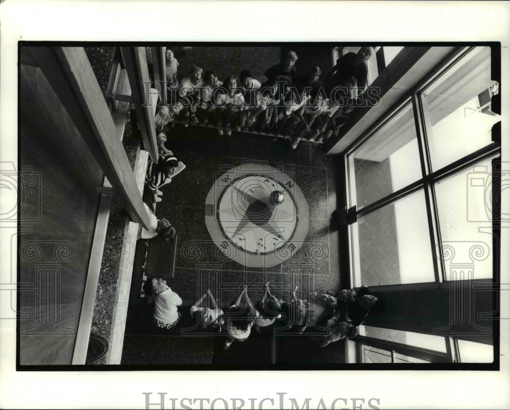 1991 Press Photo Hudson Student watch Foucault Pendulumx at McKinley Museum - Historic Images