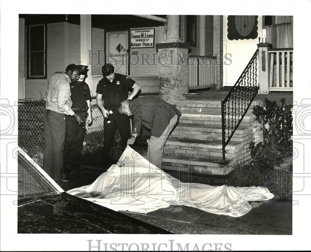 1987 Press Photo The detective and police examine the shooting victim - Historic Images