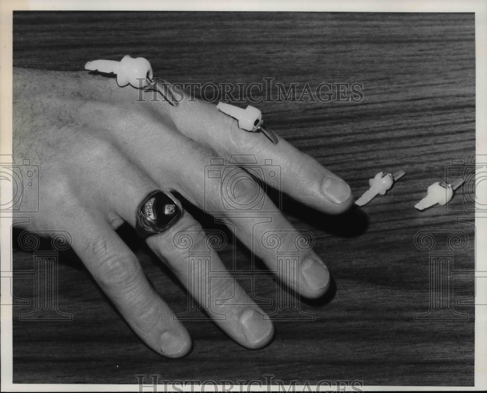 1976 Press Photo the Artificial Knuckles - cva65583 - Historic Images