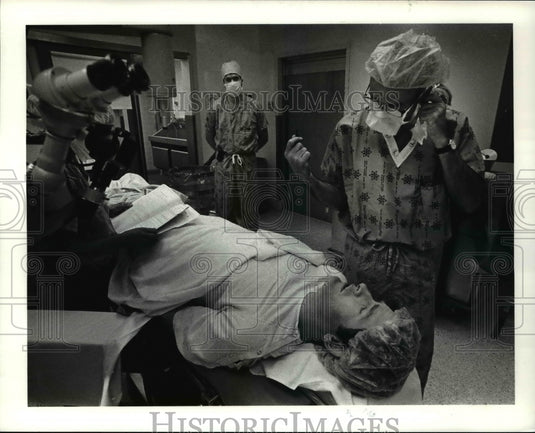 1985 Press Photo Dr Lyle Moses Talks with the Patient - cva65588 - Historic Images
