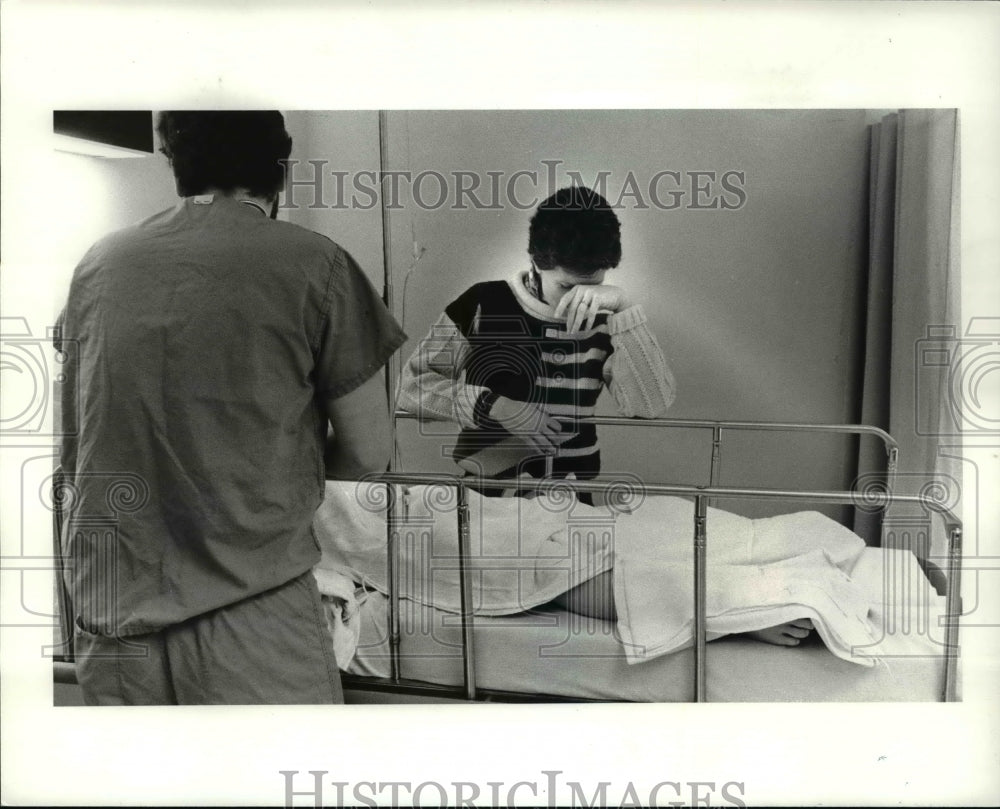 1985 Press Photo The Mother Watch Michael in the Recovery Room - cva65590 - Historic Images