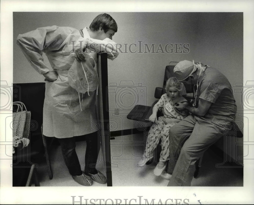 1985 Press Photo The Doctor Check Michael at the Operating Room with Dad - Historic Images