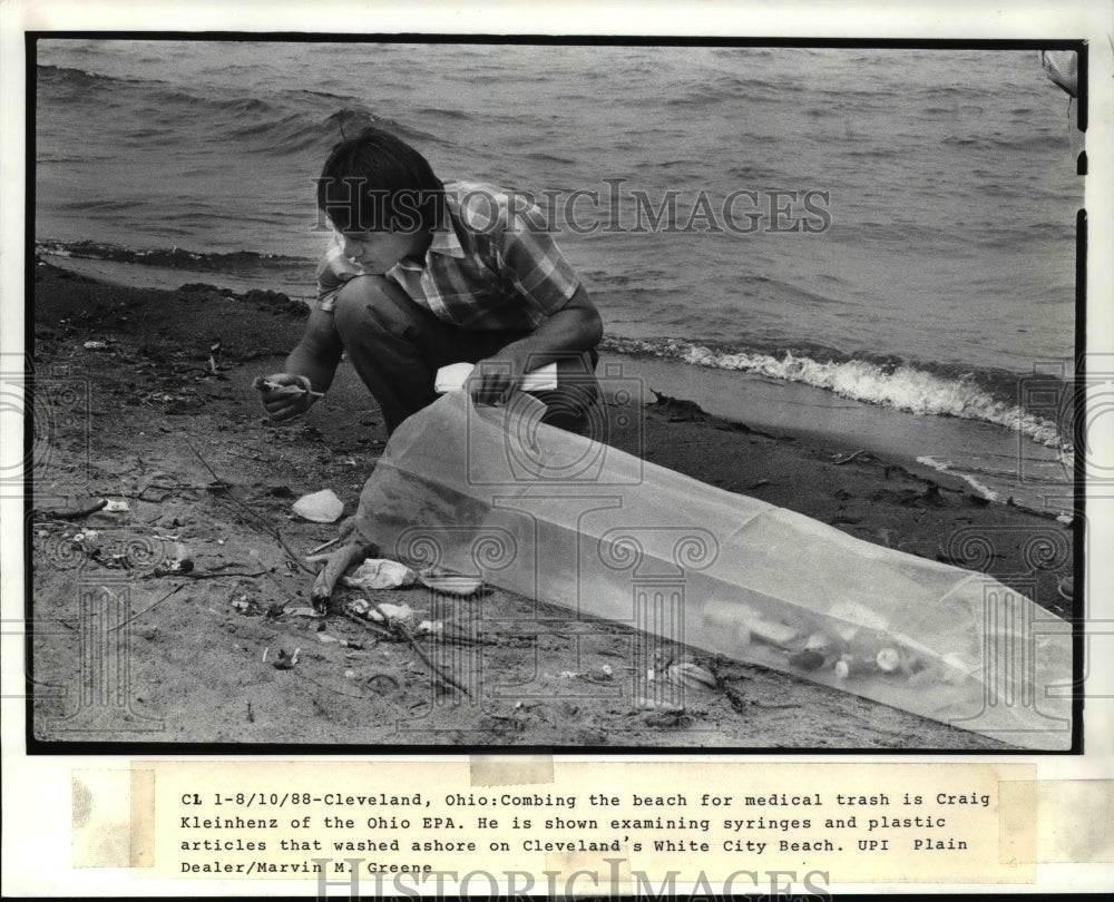 1988, Craig Kleinhenz at White City Beach looking for Plastic - Historic Images