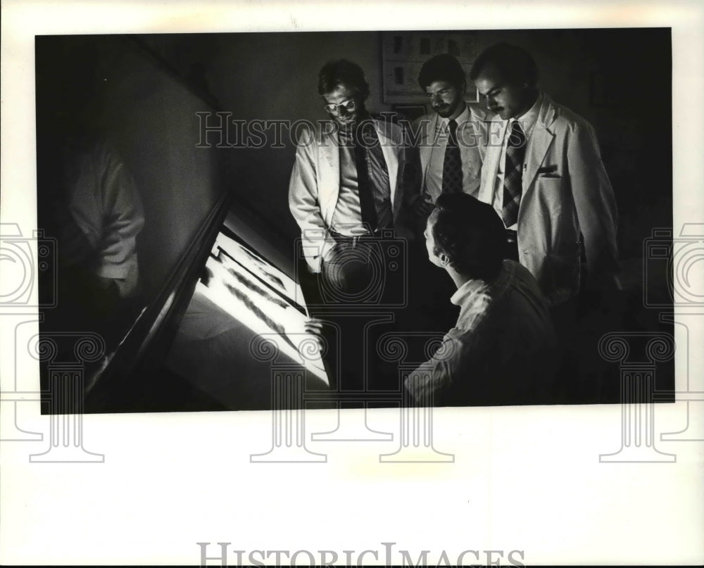 1990 Press Photo The Medical Students with their Professor - cva65597 - Historic Images